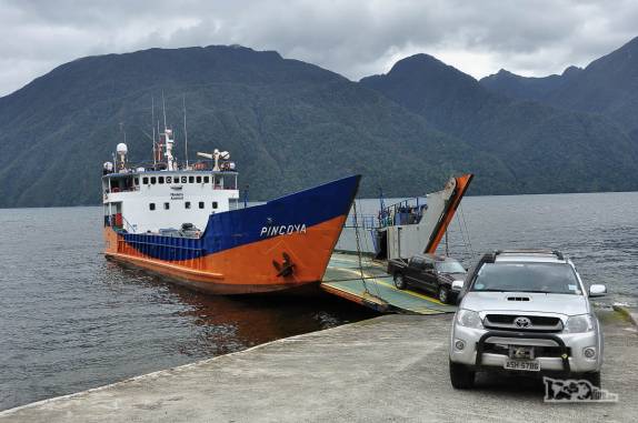 Preparando-se para embarcar em balsa para cruzar a Caleta Gonzalo, no parque Pumalín, trecho da Carretera Austral no sul do Chile